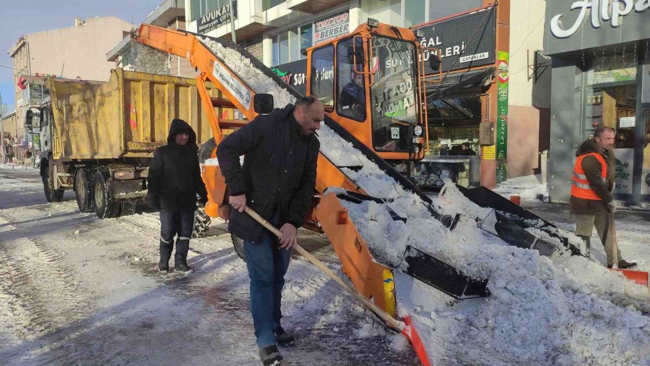 Ardahan'da Kar Mesaisi: Belediye Ekipleri Kar Yağışına Karşı Teyakkuzda