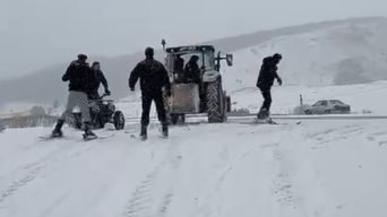 Ardahan’da Traktör Arkası Kayak Keyfi Gençlerin Kar Eğlencesi Kameralarda