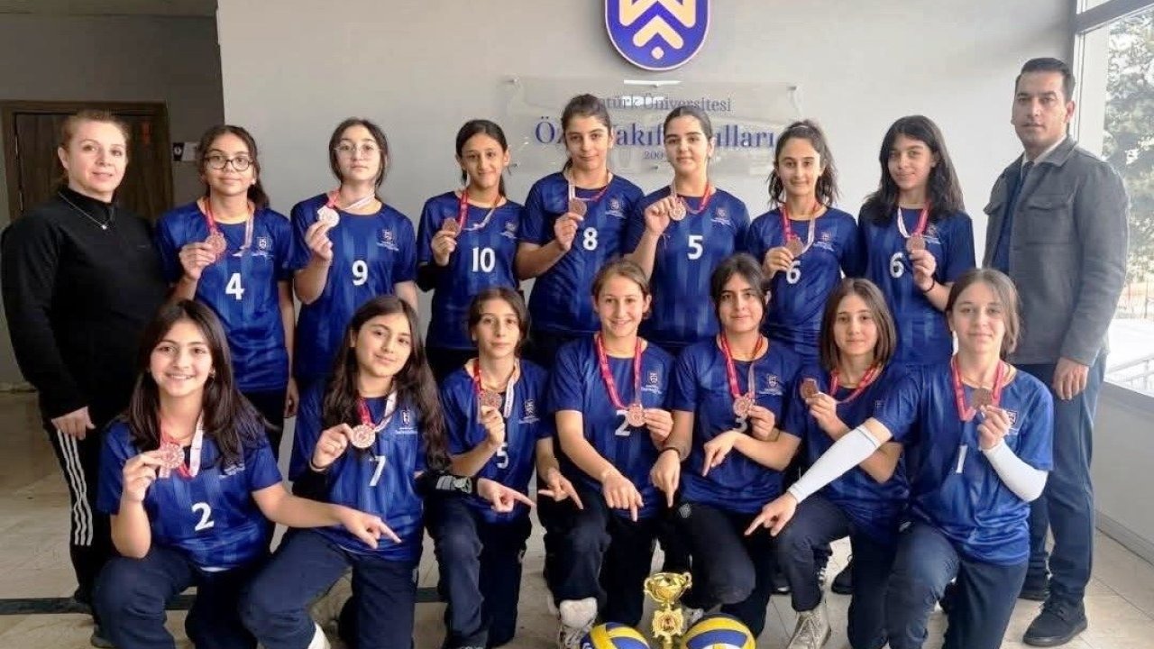 Atatürk Üniversitesi Vakıf Okulları Voleybolda İl Üçüncüsü Oldu