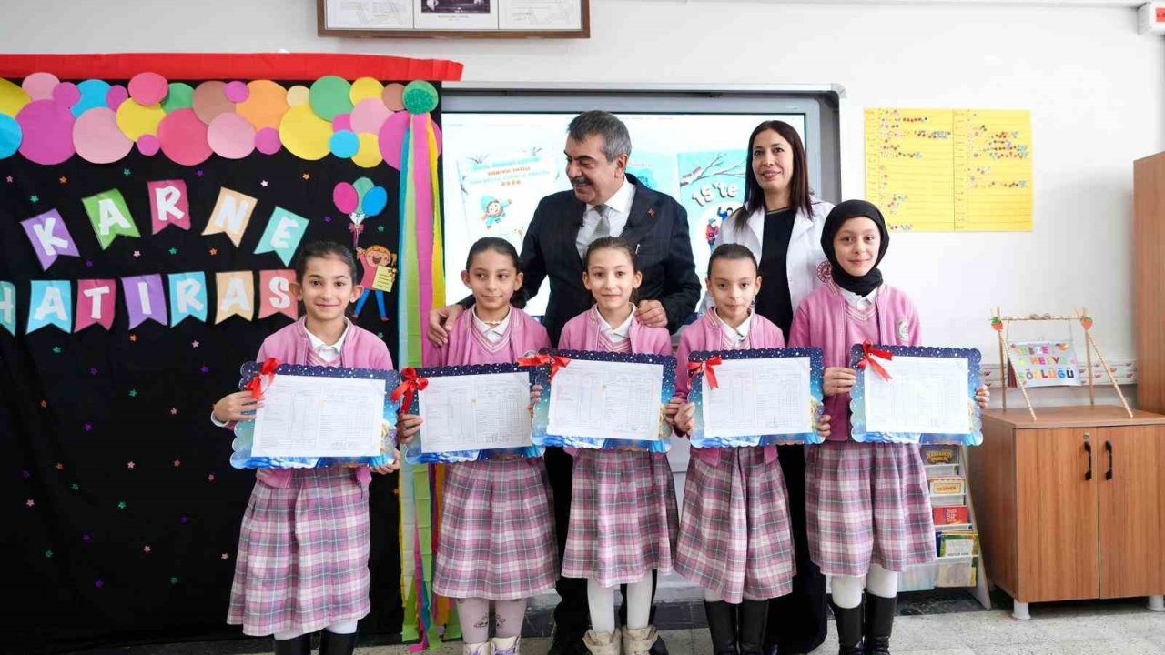 Bakan Tekin Ağrı'da Beşiz Kardeşlerin Karne Heyecanına Ortak Oldu