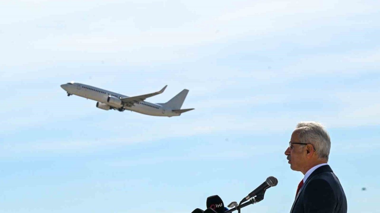 Bakan Uraloğlu: "4 Ocak’ta 2 bin 177 transit uçuşla Türk hava sahasında tüm zamanların en yüksek günlük transit uçuş sayısına ulaştık"