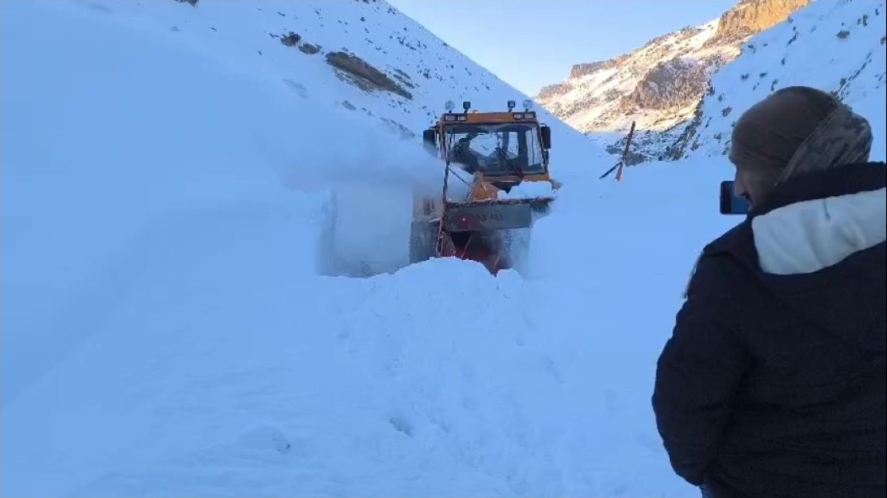Başkale’de Çığ Esareti Sona Erdi: Sualtı Mahallesi Yolu Açıldı