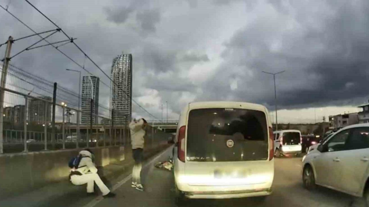 Bursa’da pes dedirten anlar: Motosikletliyle çarpıştı, ilk işi aracına bakmak oldu