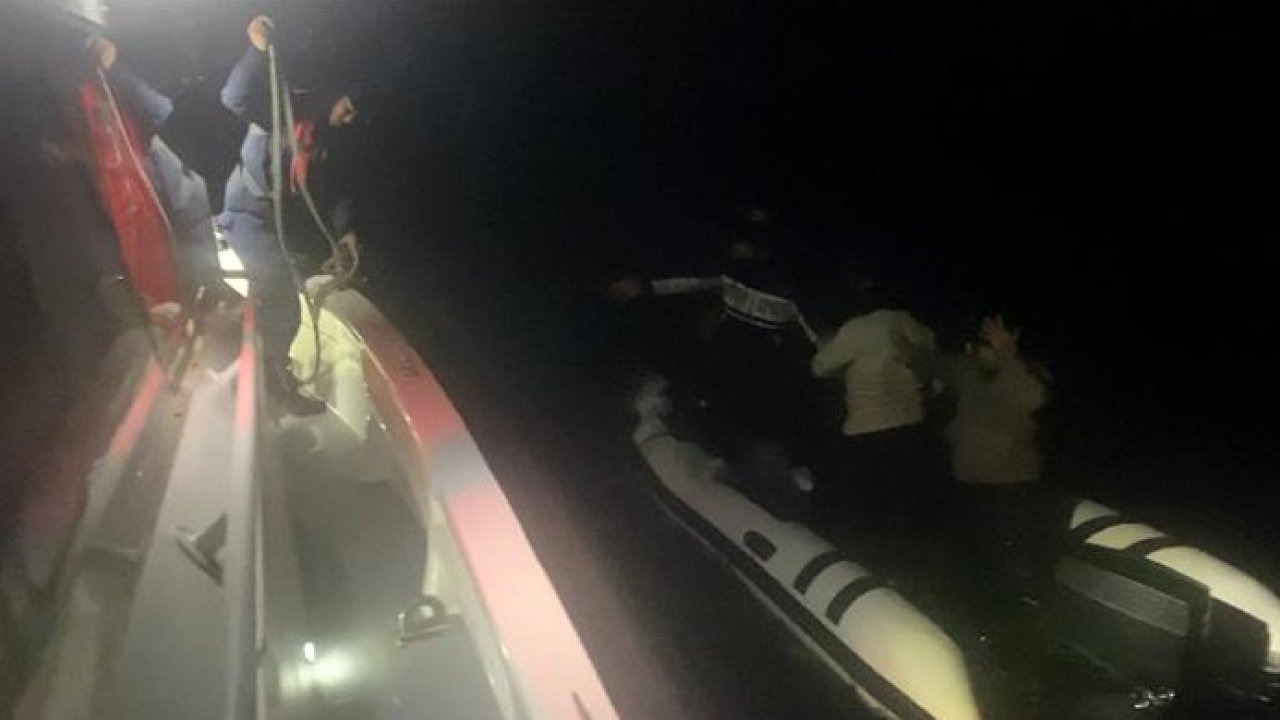 Çanakkale’de arızalanan lastik botla sürüklenen 8 kaçak göçmen kurtarıldı