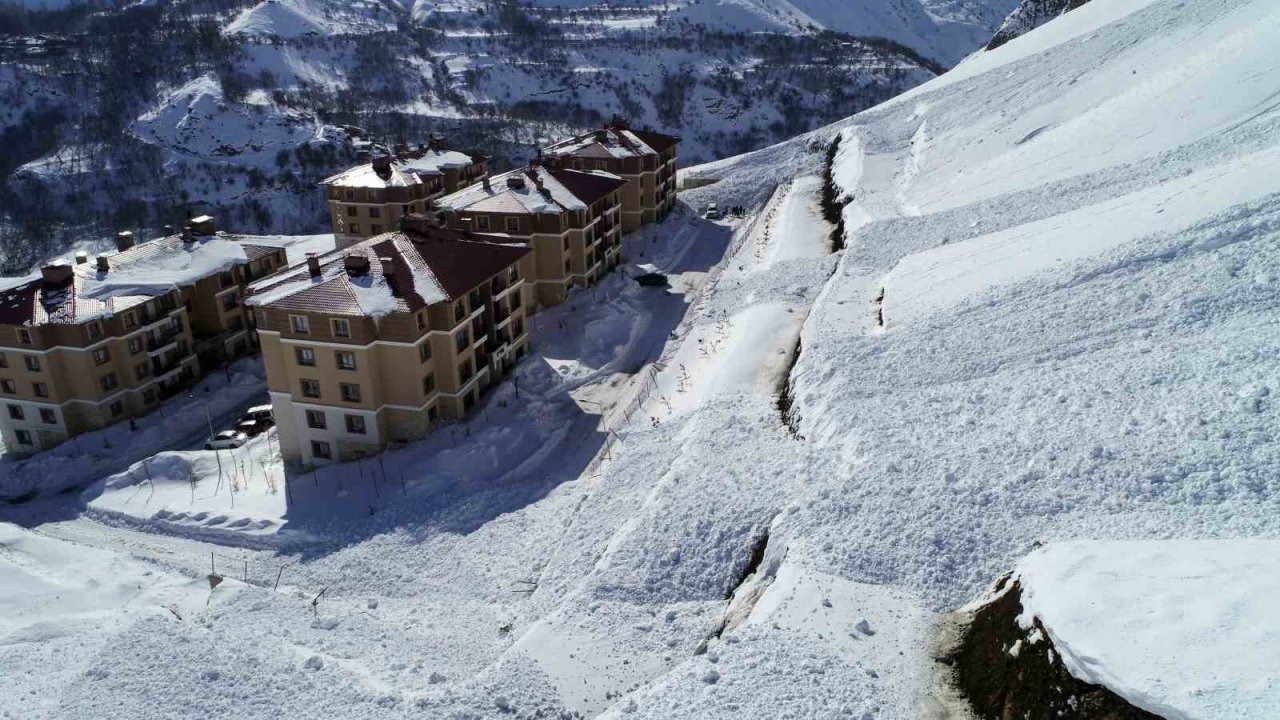 Çatak’ta Korkutan Gece: Toplu Konutların Üzerine Çığ Düştü