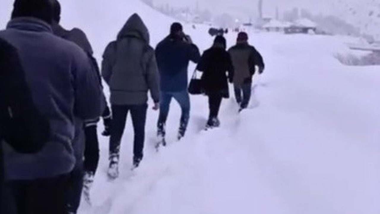 Çığla kapanan yolda mahsur kalan 100 kişi köyde misafir edildi