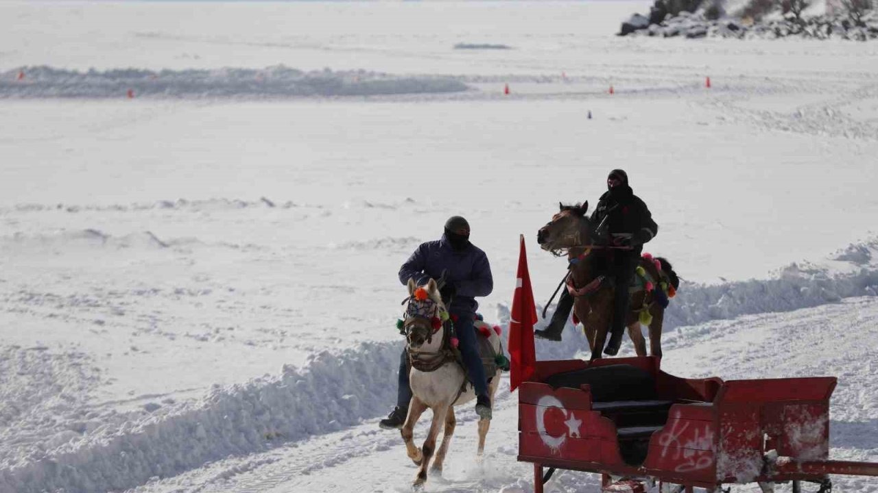 Çıldır Gölü’nde Buz Kalınlığı 20 Santimetreyi Buldu: Turistlerin Atlı Kızak Keyfi