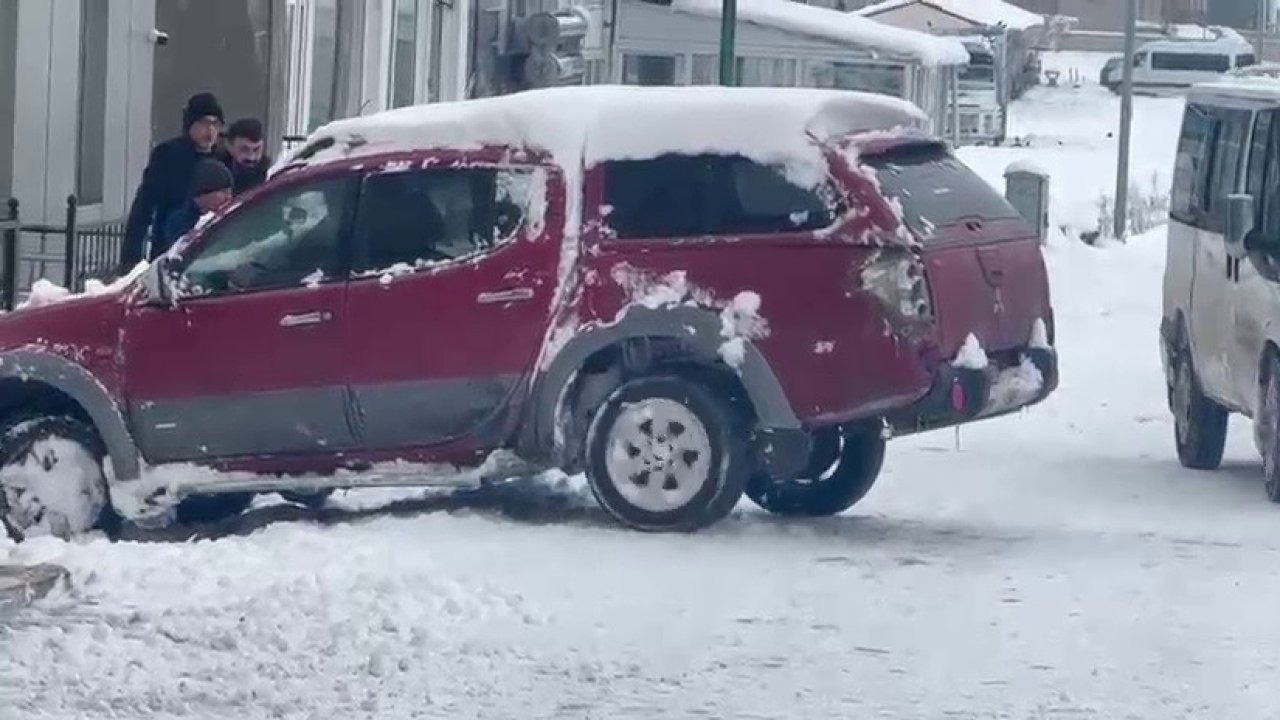 Çıldır'da Kar ve Buz Esareti: Sürücüler Yolda Kaldı