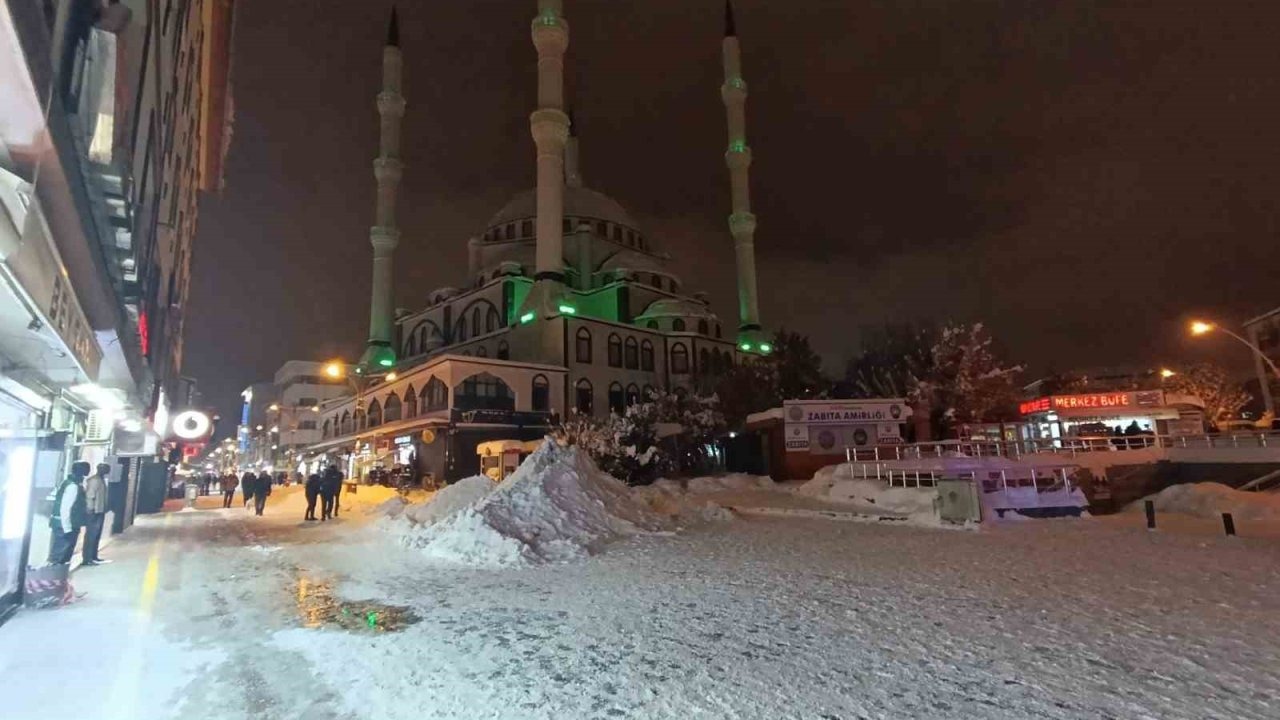 Cumhuriyet Caddesi’nde Korkutan Olay: Buz Sarkıtı Yaraladı