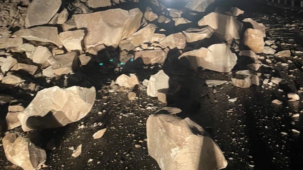 Dağdan kopan kayalar yolu trafiğe kapattı