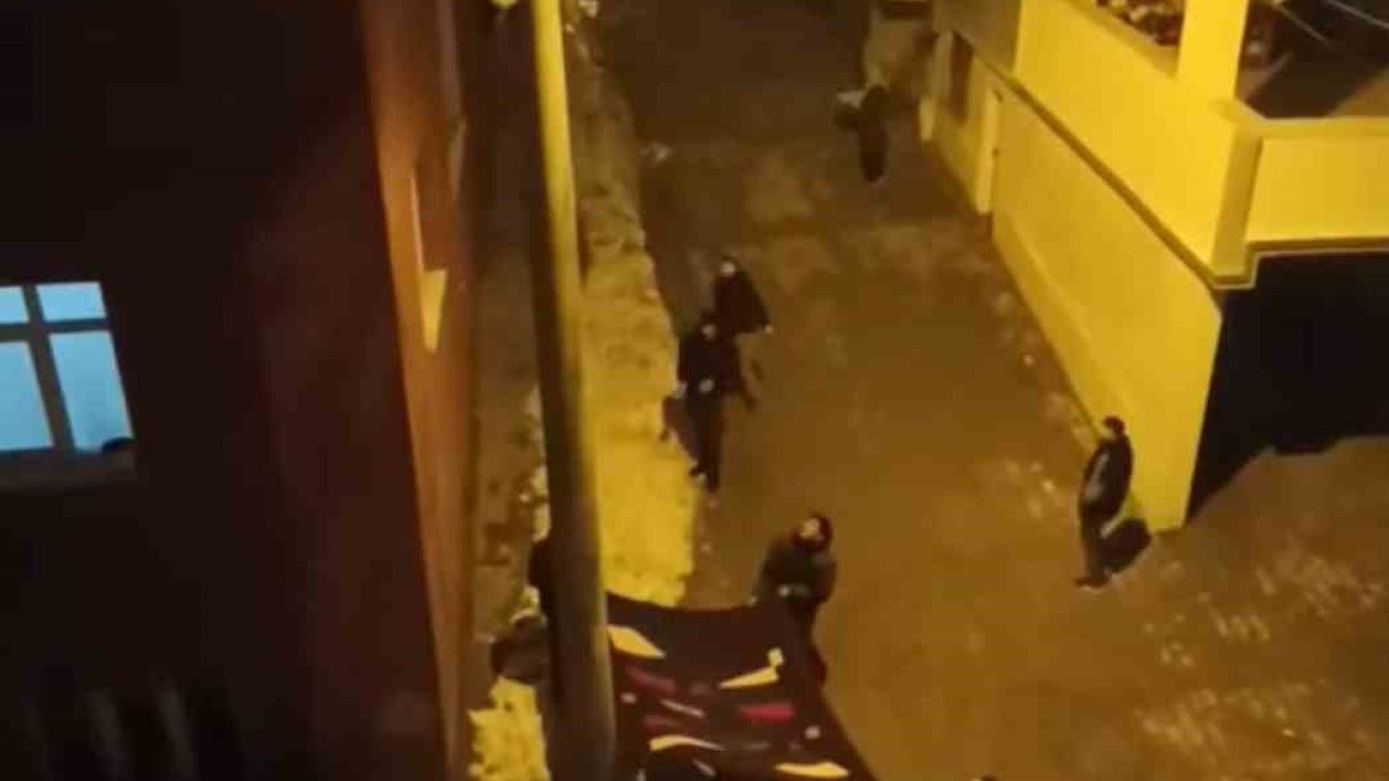 Direkte mahsur kalan kedi açılan battaniye ile kurtarıldı