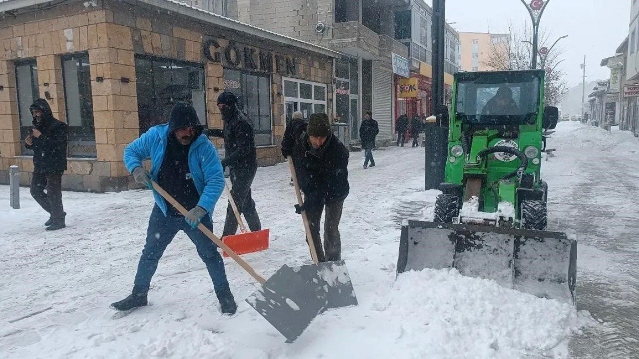 Diyadin’de Kar Seferberliği: Kapanan Yollar Yeniden Ulaşıma Açıldı