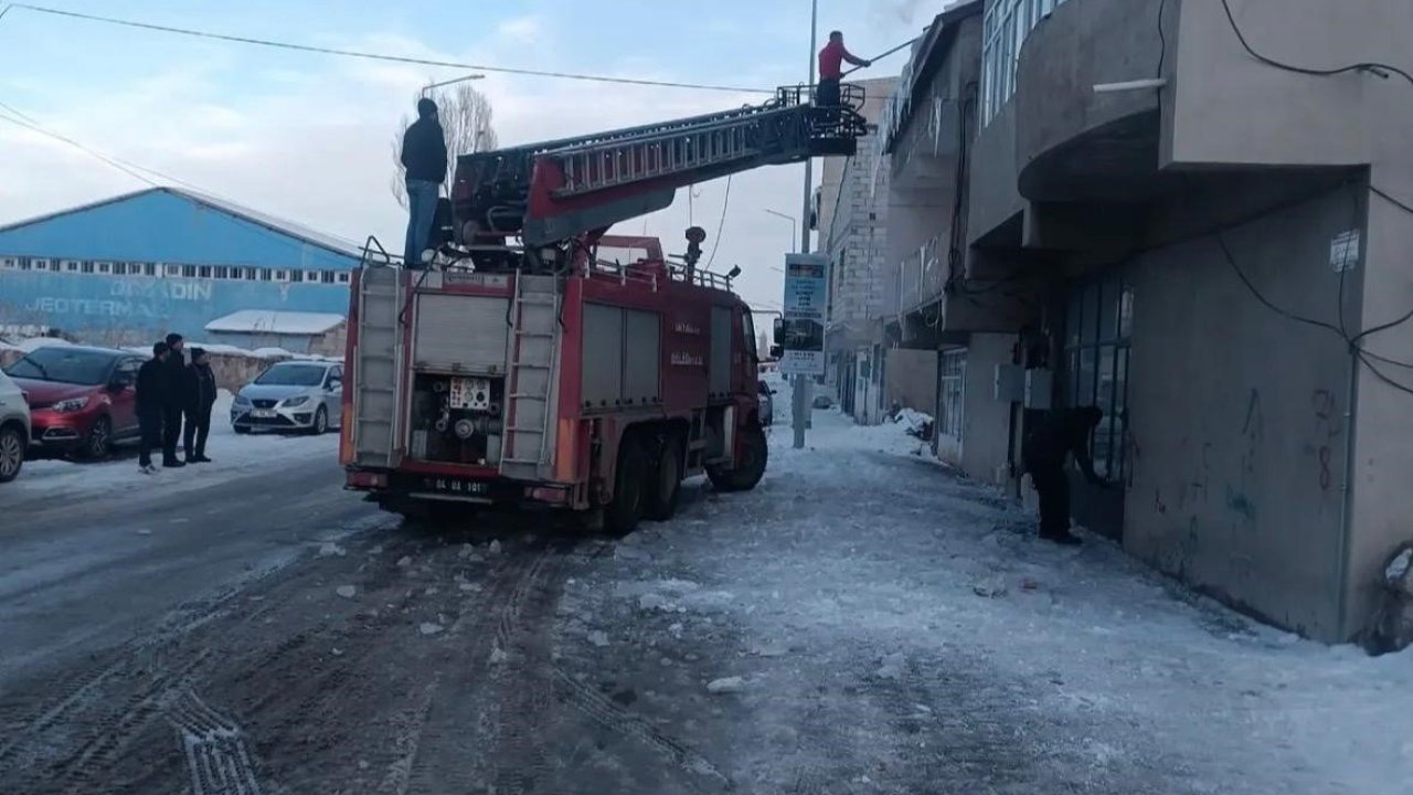 Diyadin’de Kış Mesaisi: İtfaiye Ekipleri Buz Sarkıtlarına Karşı Teyakkuzda