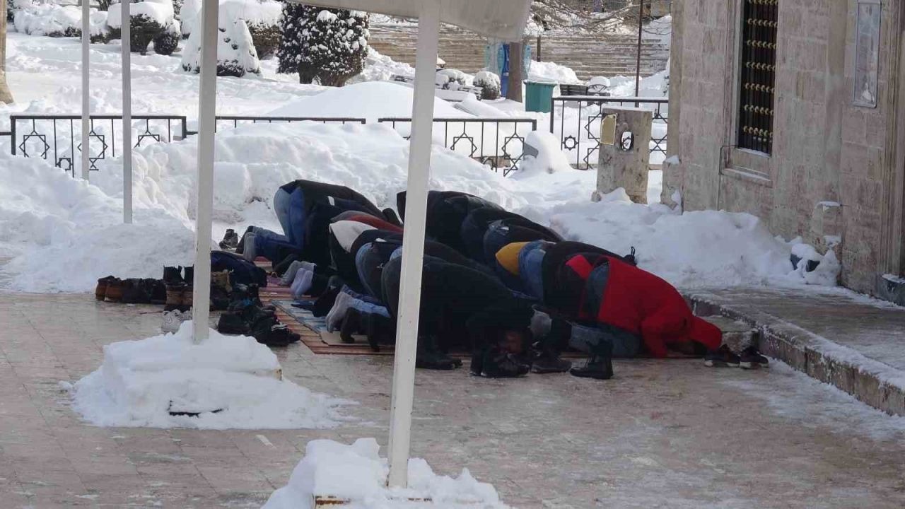 Dondurucu soğuğa aldırış etmediler