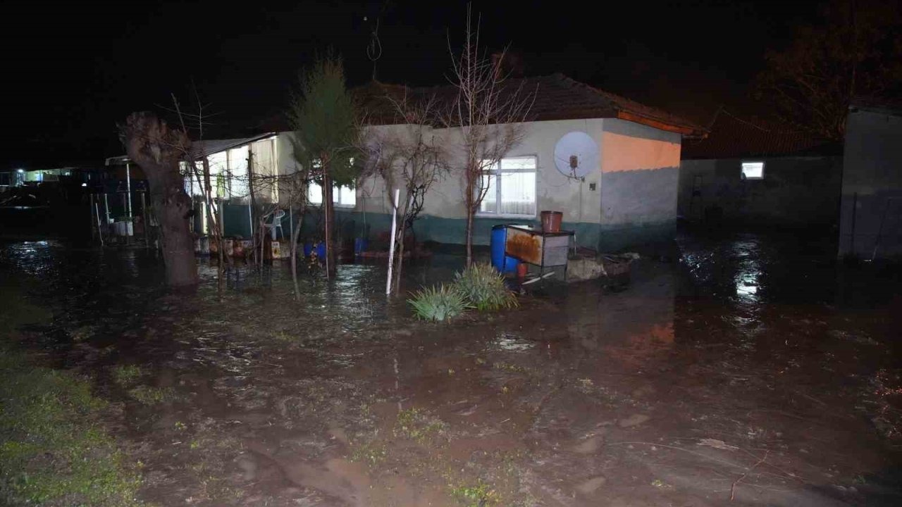 Edirne’de sağanak su baskınlarına yol açtı