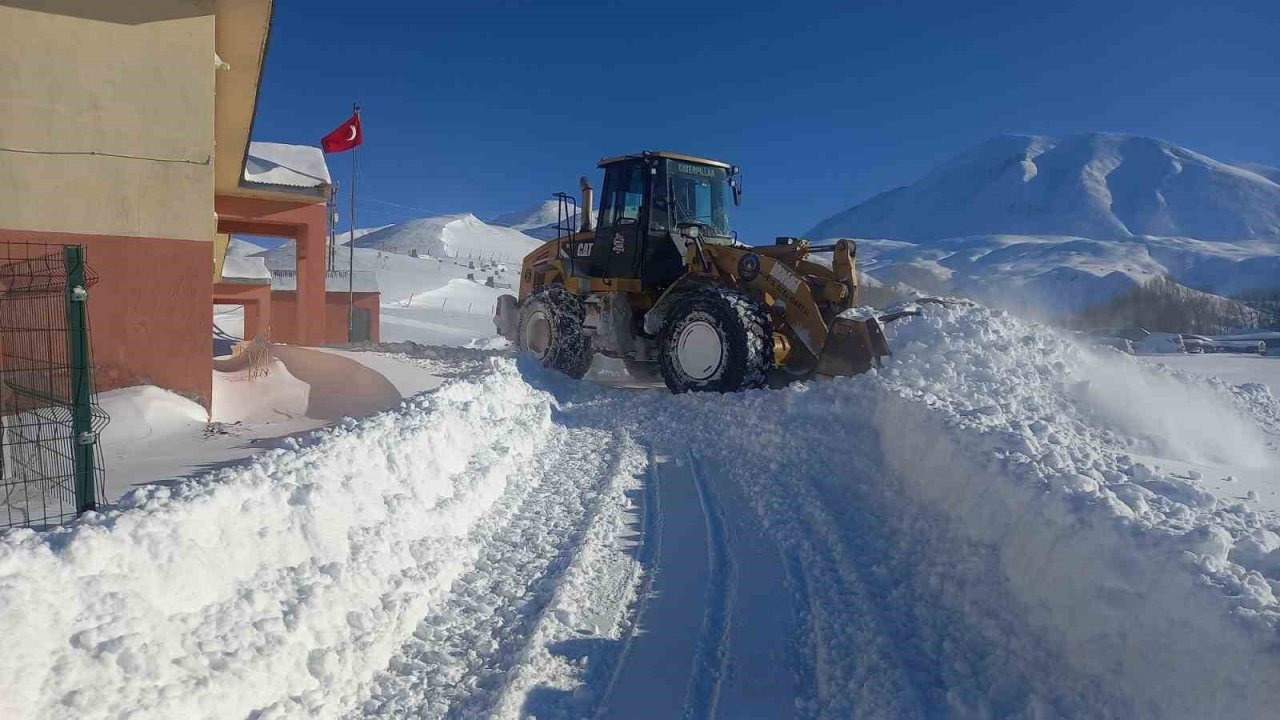 Eleşkirt'te Kar Seferberliği: Kapanan Tüm Köy Yolları Açıldı