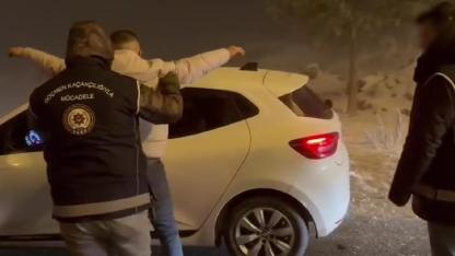 Emniyetten Kaçamadılar! Kars'ta Bagaja Saklanan Göçmenler ve Organizatörler Yakalandı