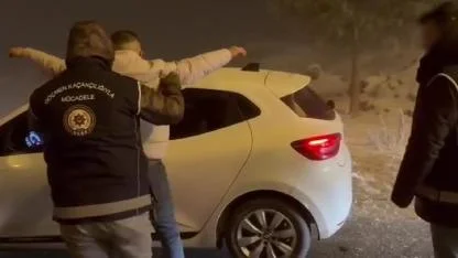 Emniyetten Kaçamadılar! Kars'ta Bagaja Saklanan Göçmenler ve Organizatörler Yakalandı