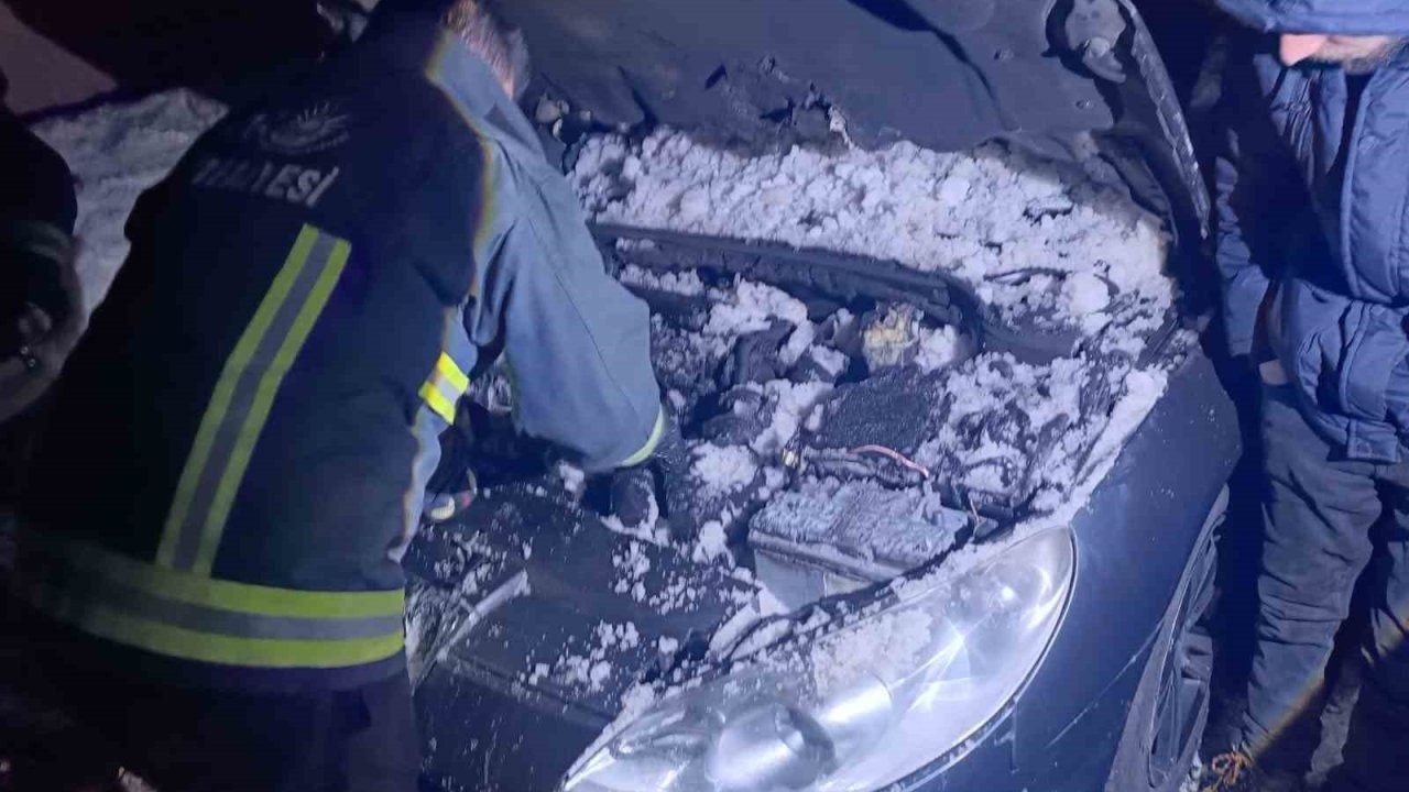 Erciş’te Alev Alan Otomobile Karlı Müdahale