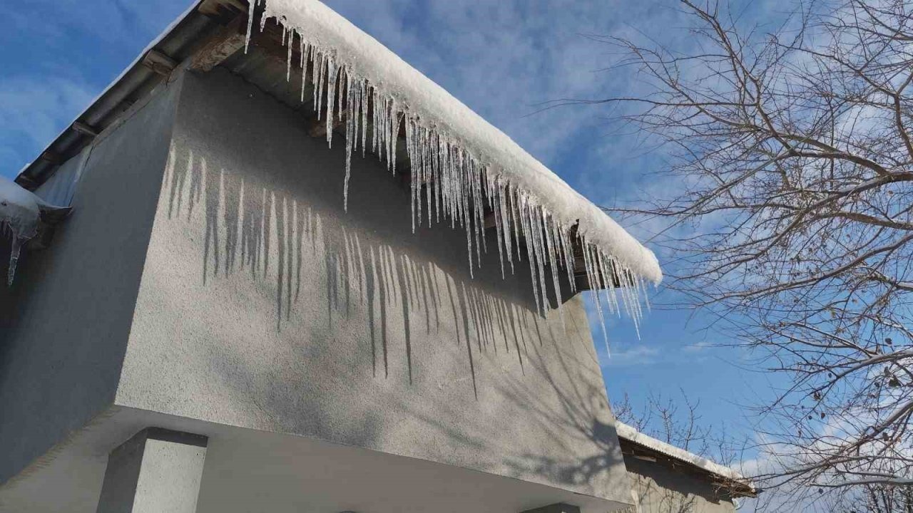 Erciş’te Dondurucu Soğuklar: Çatılarda Dev Buz Sarkıtları Oluştu