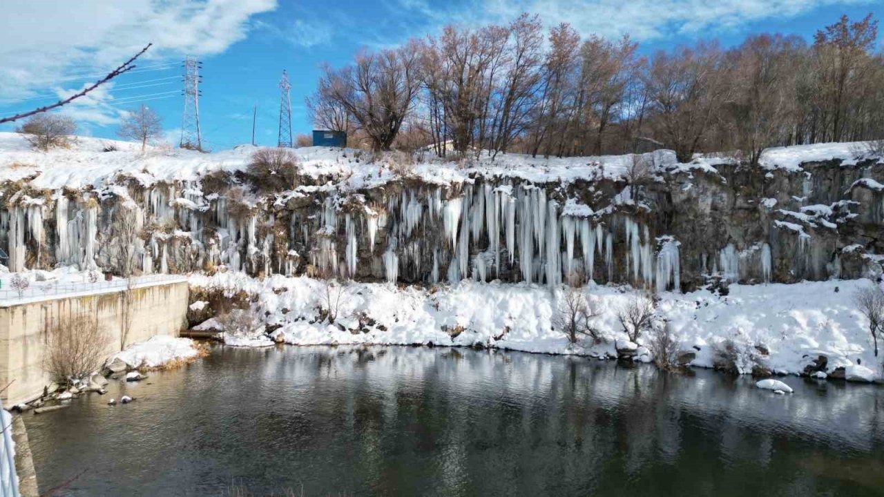 Erciş’te Tabiatın Sanatı: Koçköprü Kanyonu’nda Dev Buz Sarkıtları Oluştu