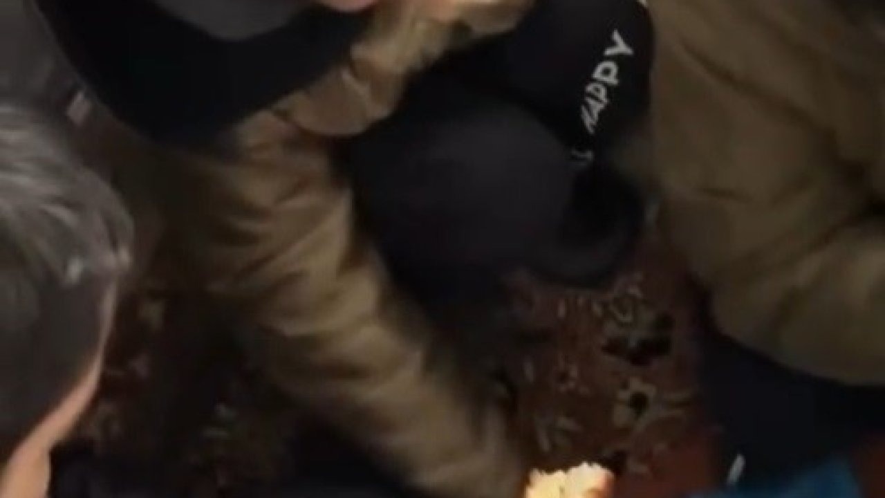 Erzincan’da servis kara saplandı, acıkan minik öğrenciler beslenme çantalarına sarıldı