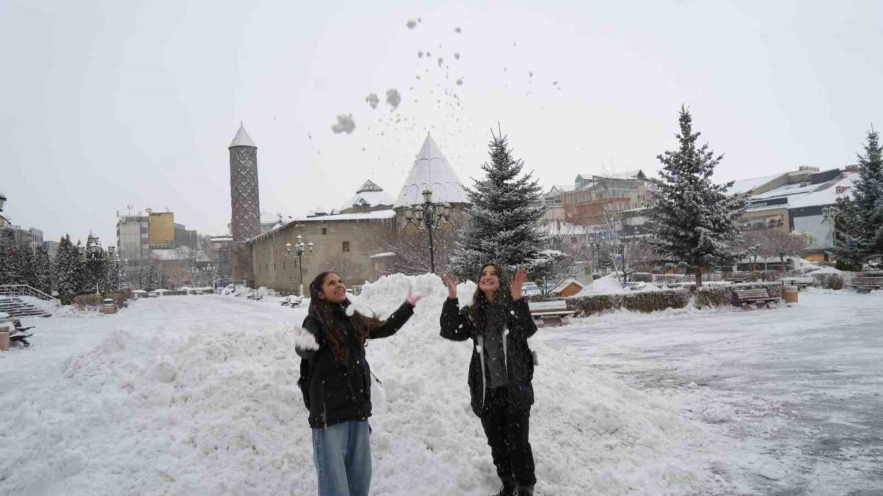 Erzurum Beyaza Büründü: 4 İlçede Eğitime Kar Engeli