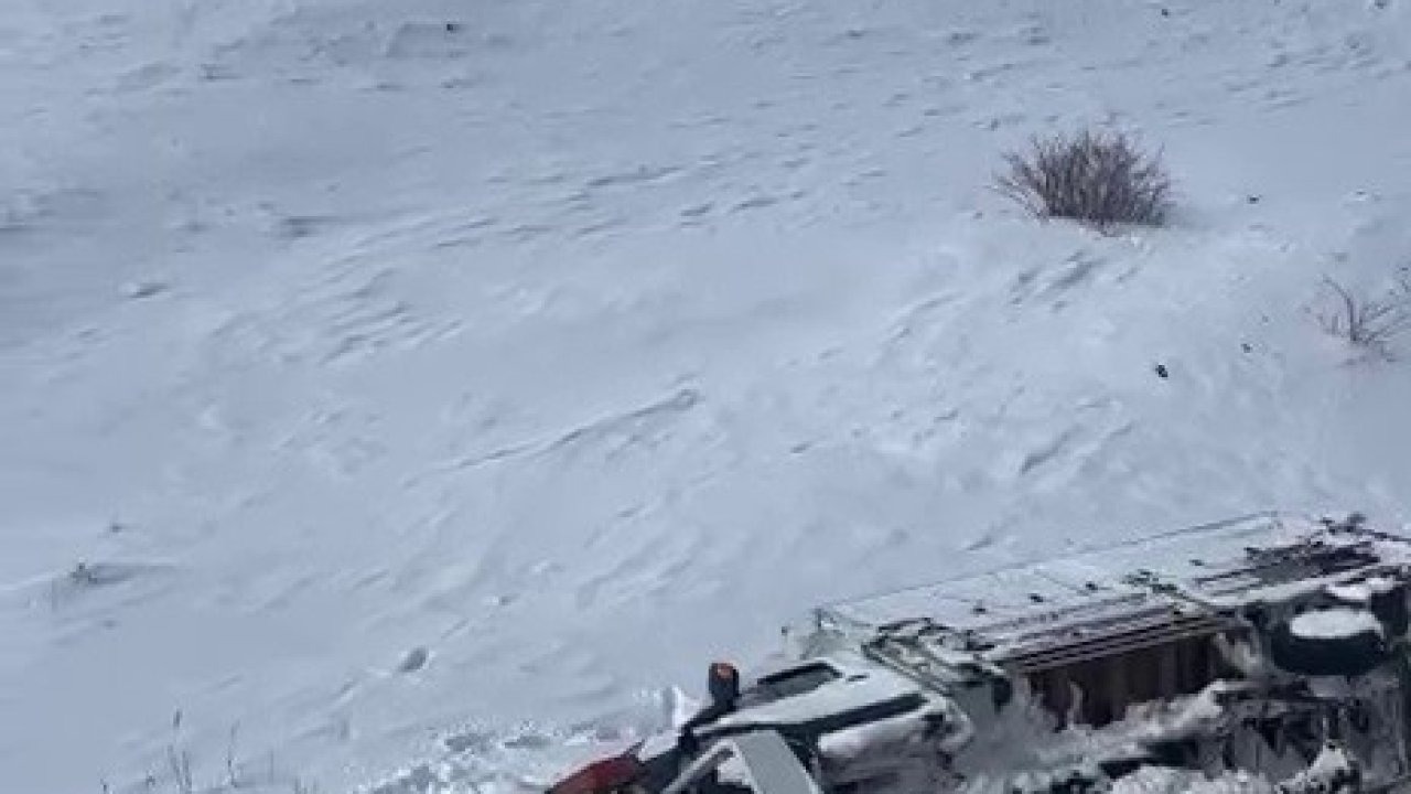 Erzurum Karayazı’da Araç Taşıyan Çekici Şarampole Kaydı