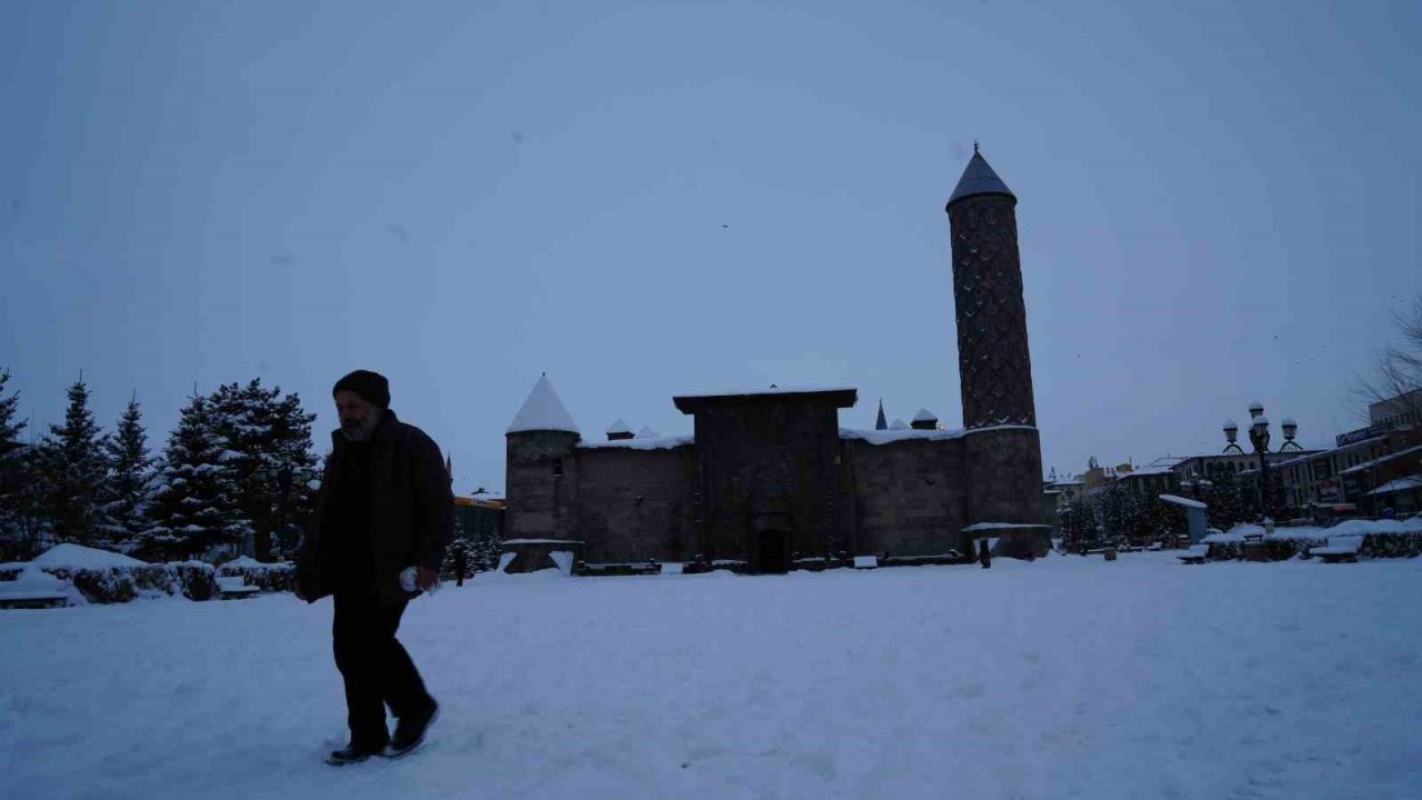 Erzurum’da Kar ve Sibirya Soğukları: 690 Mahalle Yolu Kapandı