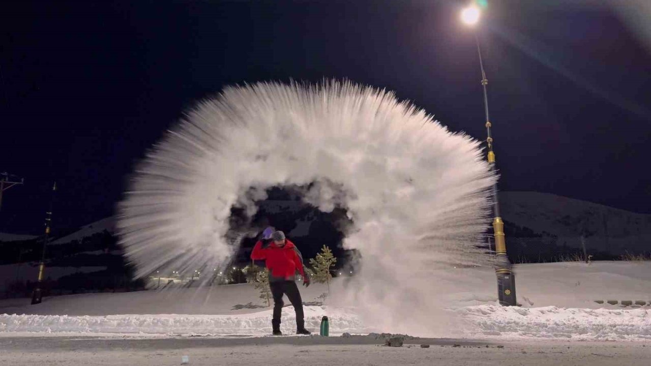 Erzurum’da Sibirya Soğukları Görsel Şölene Dönüştü: Kaynar Su Havada Dondu