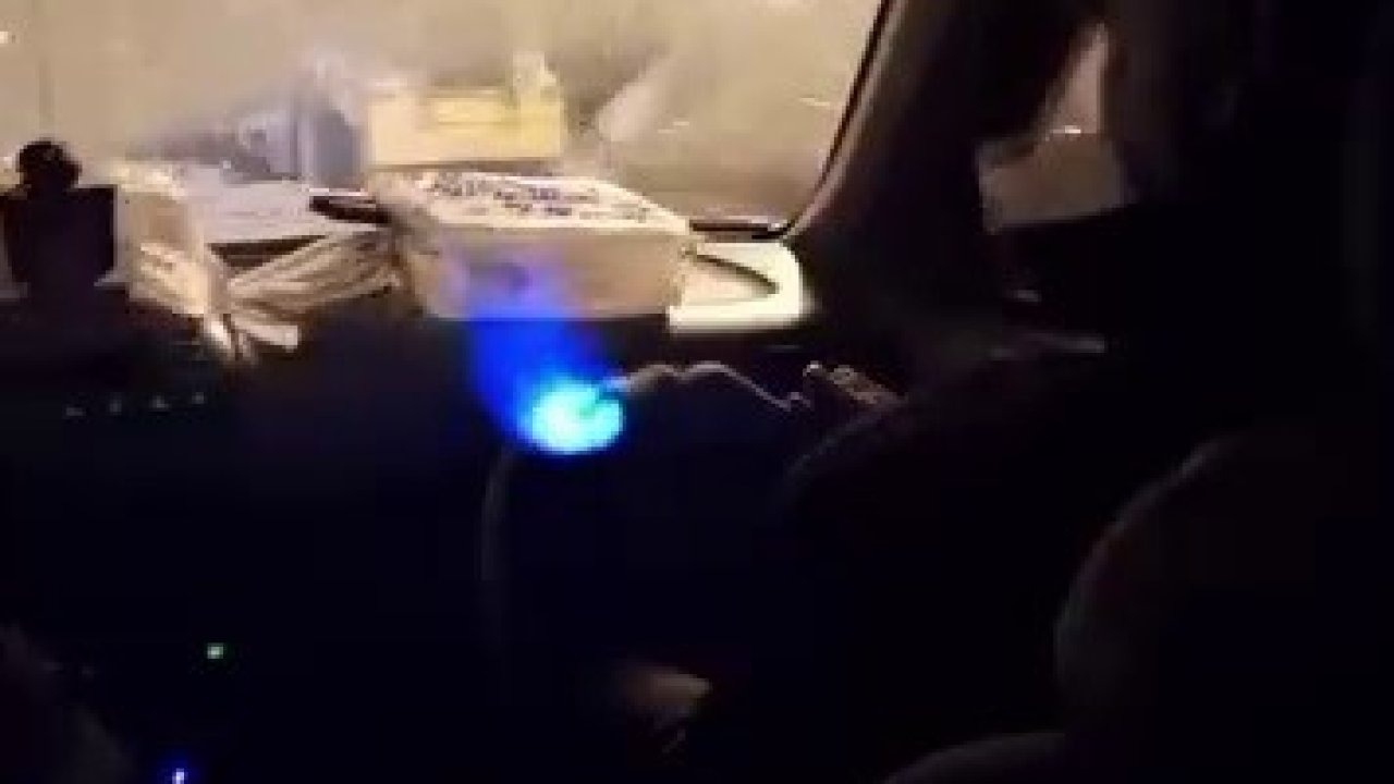 Erzurum’da Soğuğa İlginç Çözüm: Otomobilin İçinde Pürmüz Yaktılar