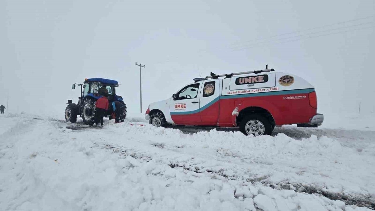 Evde doğum yapan anne ve bebeği, saatler süren çalışmanın ardından kurtarıldı