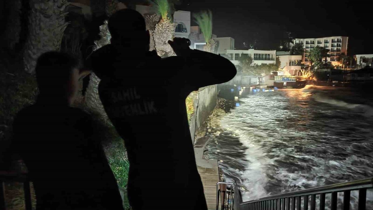 Fırtına, iskelede çalışan işçileri denize düşürdü: 1 ölü, 2 yaralı