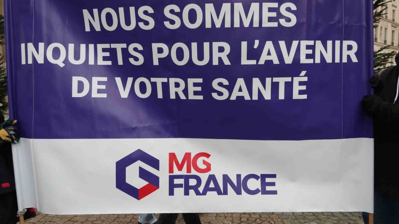 Fransa’da doktorlar 10 günlük grev kapsamında Paris’in sokaklarını doldurdu