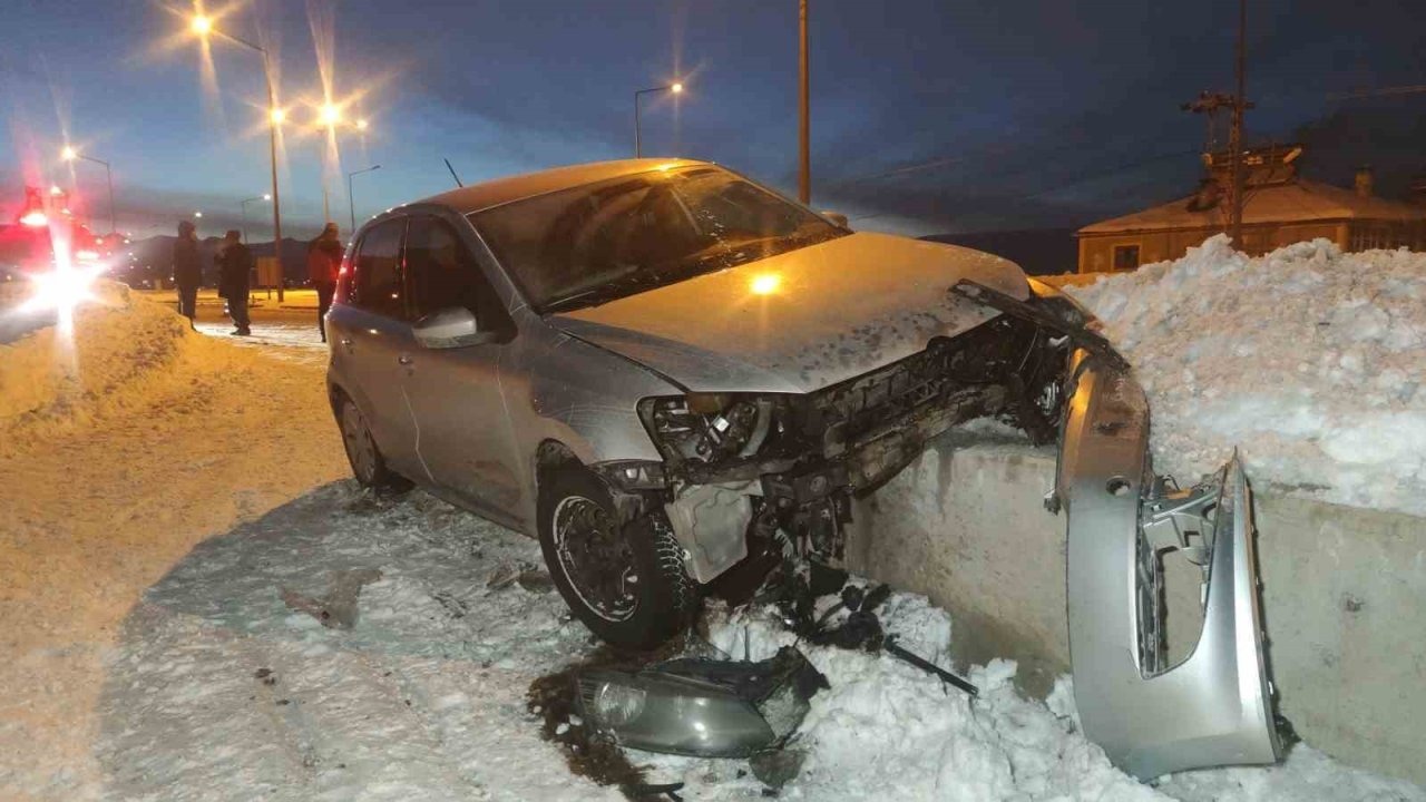 Gevaş’ta Otomobil İstinat Duvarına Çarptı: 3 Yaralı