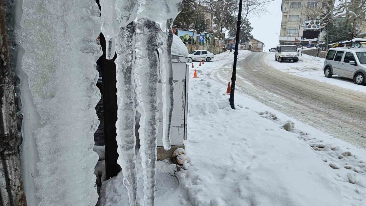 Harput’ta dondurucu soğuklar: Çatılarda metrelerce buz sarkıtları oluştu