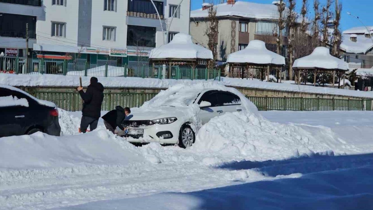 Hasköy’de Kar Esareti: Araçlar Kar Altında Kayboldu