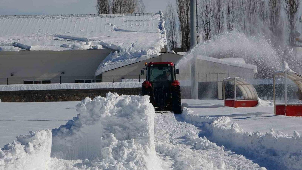 Hasköy’de Kar Seferberliği: Amatör Lig Maçı İçin Stad Temizleniyor