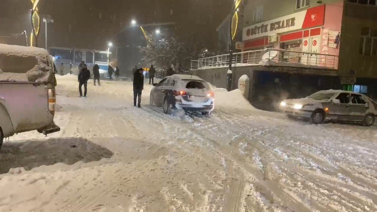 Hasköy’de Kar Yağışı Ulaşımı Vurdu: Araçların Kaydığı Anlar Kamerada