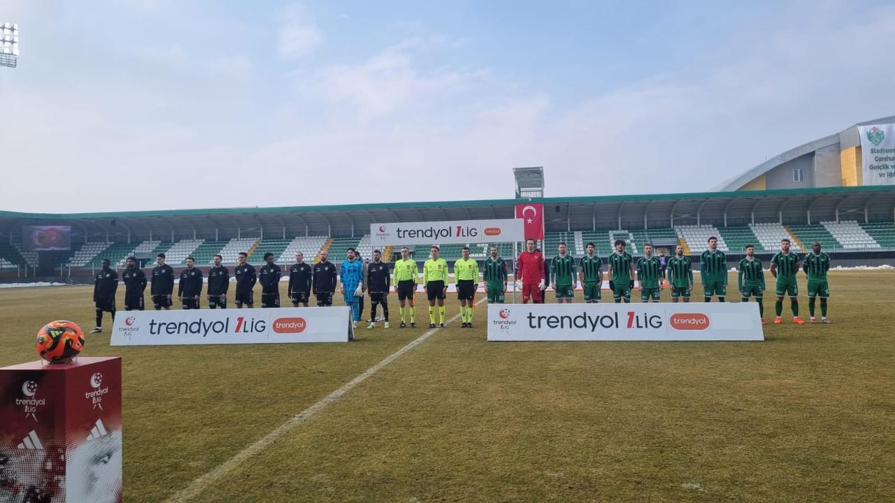 Iğdır FK - Sakaryaspor: İlk Yarıda Gol Sesi Çıkmadı!