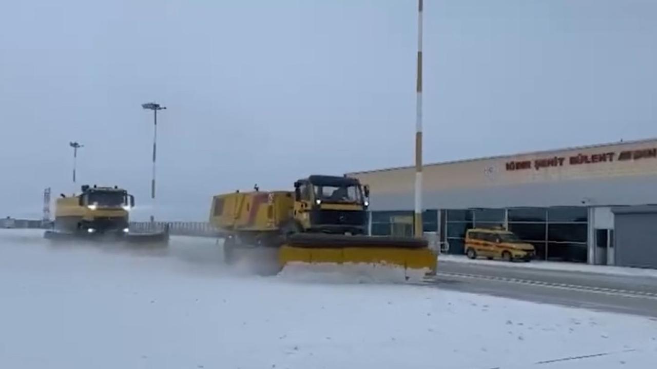 Iğdır Havalimanı’nda Kar Seferberliği: Uçuşların Aksamaması İçin Ekipler Teyakkuzda!