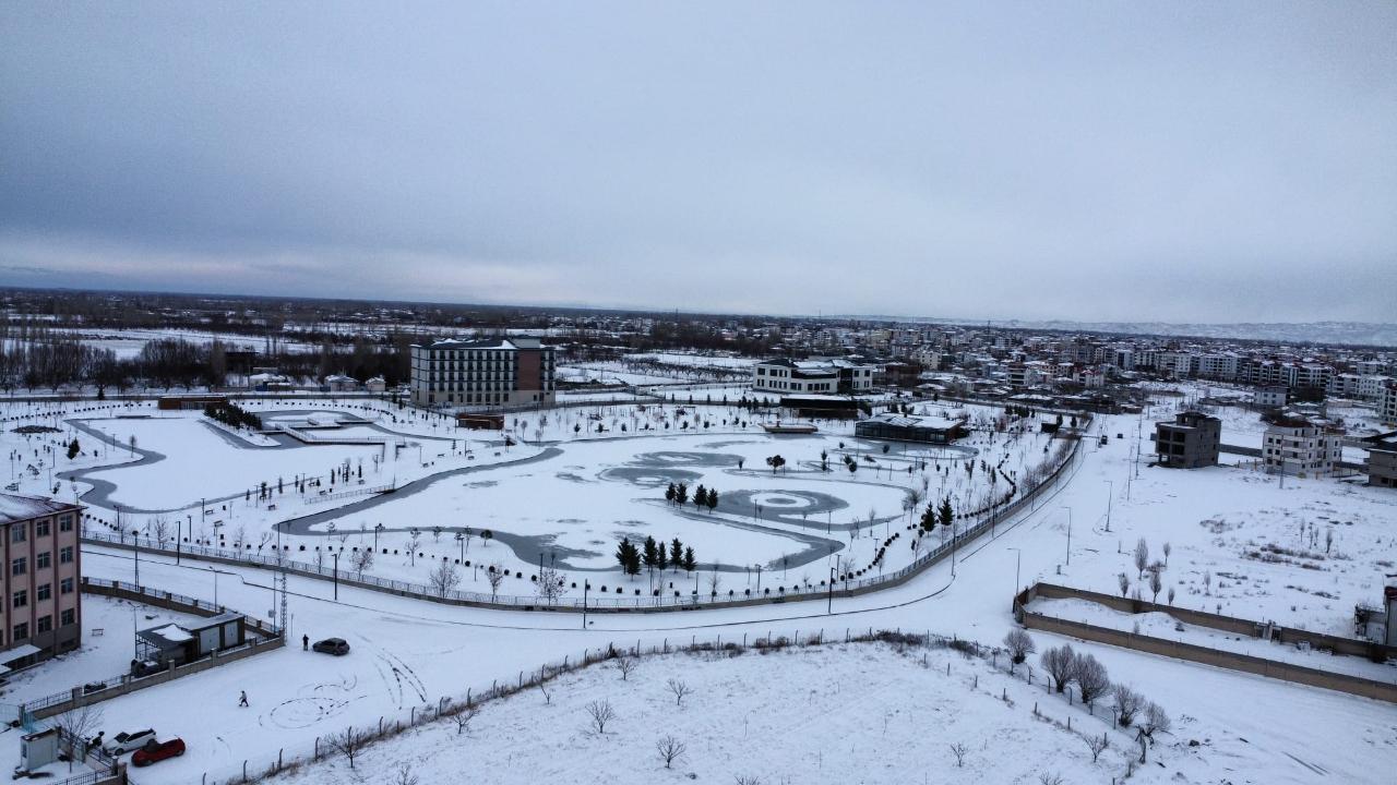 Iğdır Millet Bahçesi Kar Yağışının Ardından Beyaza Büründü