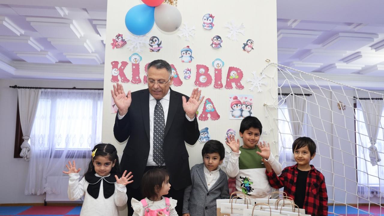 Iğdır Üniversitesi'nde İlk Karne Heyecanı: Rektör Gürel Minikleri Yalnız Bırakmadı