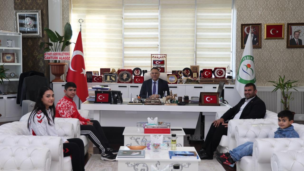 Iğdır Üniversitesi'nden Milli Gururlara Başarı Belgesi: Rektör Gürel Sporcuları Ağırladı