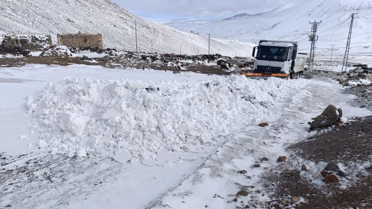 Iğdır Yüksek Kesimlerinde Kar Esareti: 14 Köy Yolu Ulaşıma Kapandı, Ekipler Teyakkuzda!