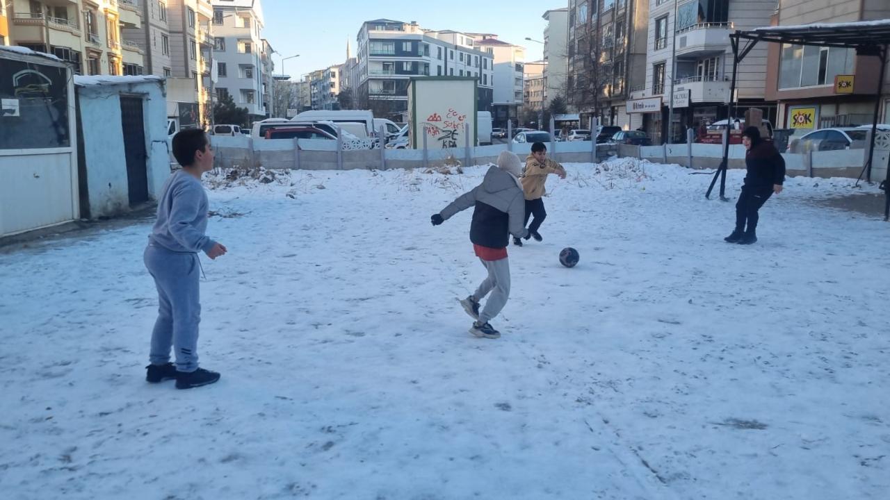 Iğdır’da Çocukların Kar Üstünde Futbol Keyfi