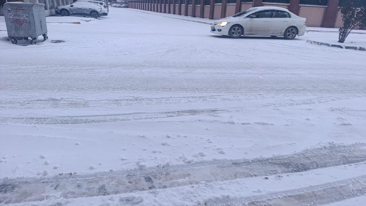 Iğdır’da Dondurucu Sabah: Araçlar Kaydı, Vatandaş Yetersiz Tuzlamaya Tepki Gösterdi!