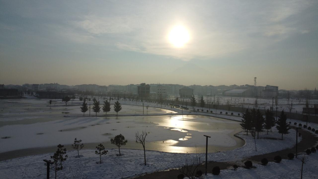 Iğdır'da Dondurucu Soğuklar: Millet Bahçesi’ndeki Göl Buz Tuttu