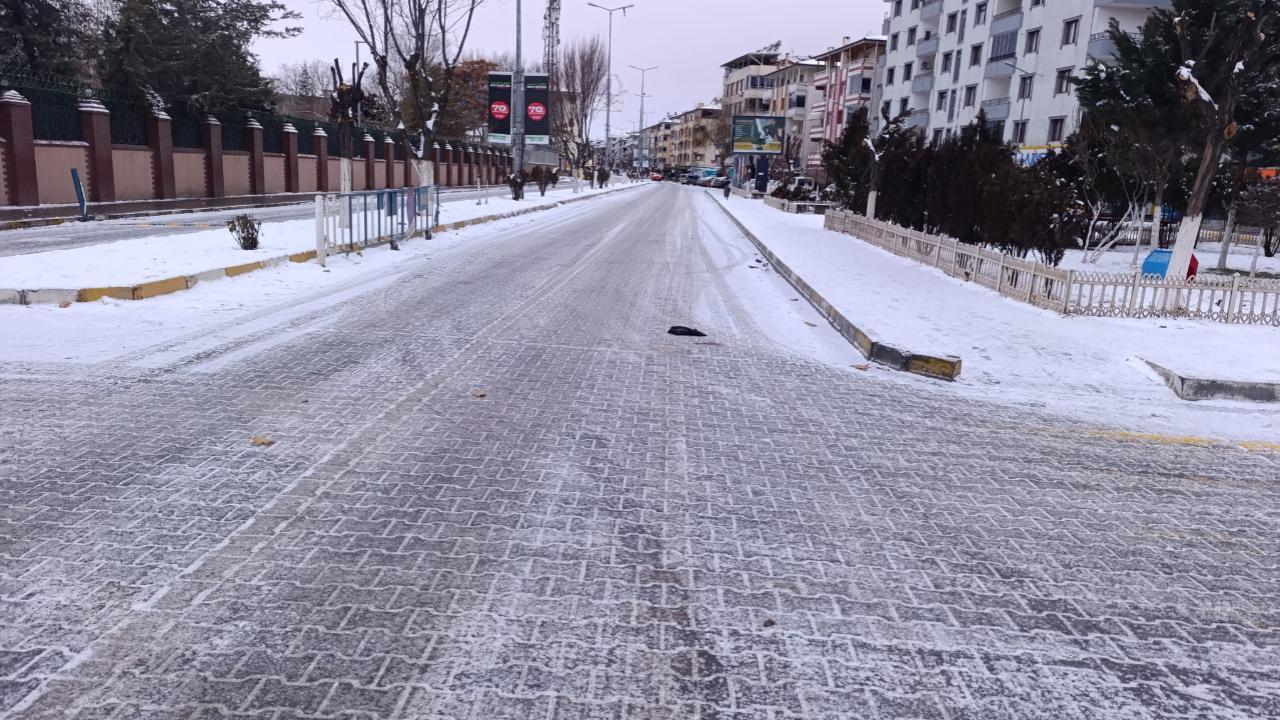 Iğdır’da Gizli Buzlanma Tehlikesi: Yollar Buz Pistine Döndü, Rüzgar Savuruyor!
