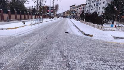 Iğdır’da Gizli Buzlanma Tehlikesi: Yollar Buz Pistine Döndü, Rüzgar Savuruyor!